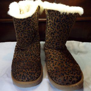 UGG AUSTRALIA WOMENS BAILEY BOW ROSETTE BOOT LEOPARD PRINT SIZE 4